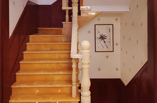 宁夏中式别墅室内汉白玉石楼梯的定制安装装饰效果